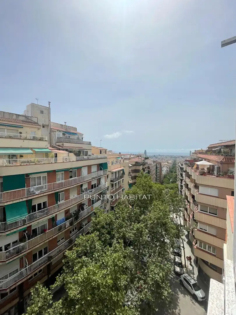 Außenansicht von Dachboden zum Verkauf in Barcelona mit Terrasse