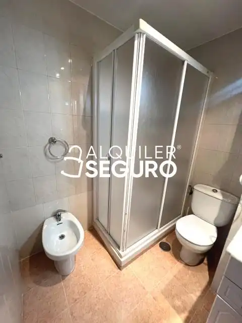 Bany de Pis de lloguer en Madrid amb Calefacció i Moblat