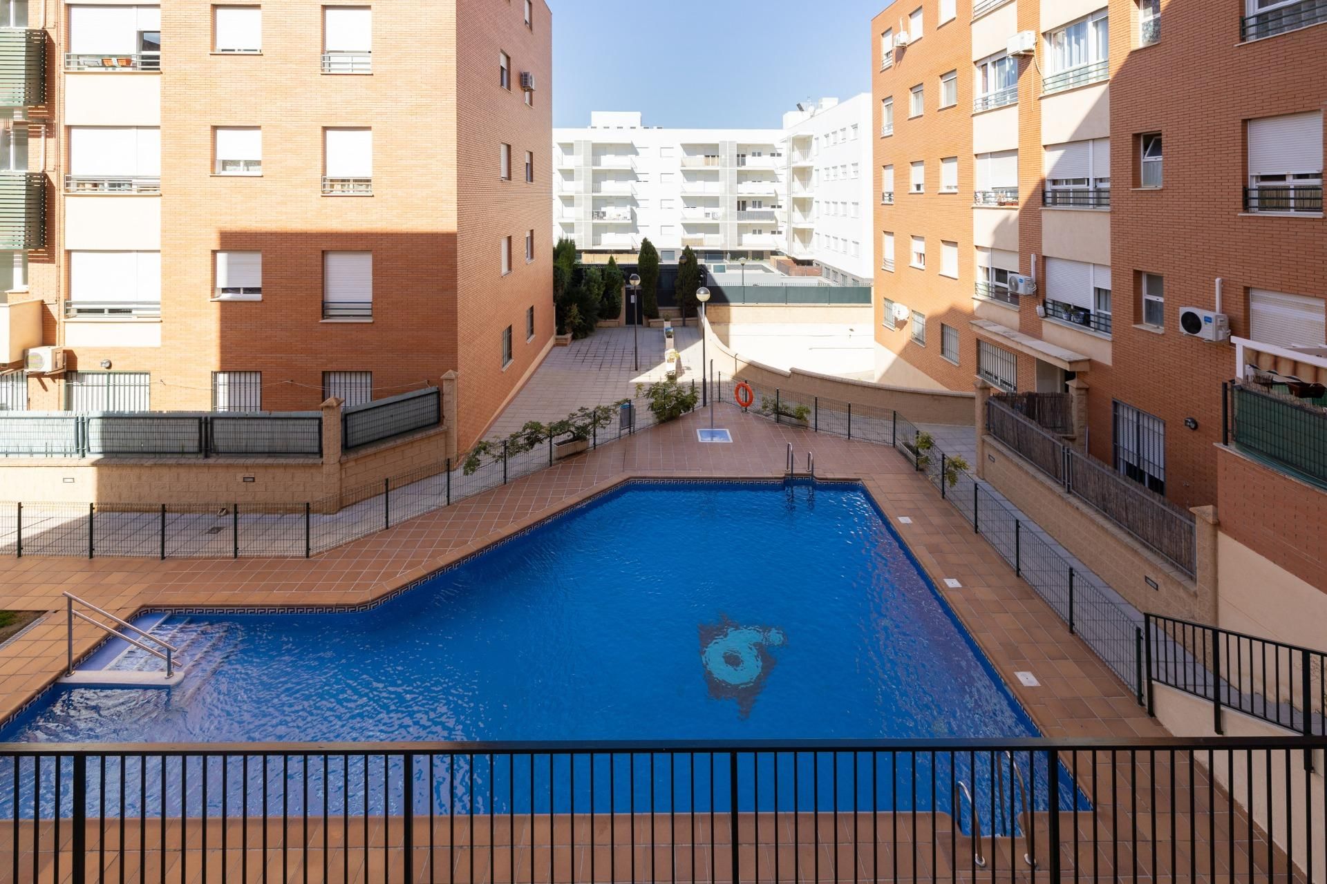 Piscina de Pis en venda en  Granada Capital amb Calefacció, Terrassa i Piscina comunitària