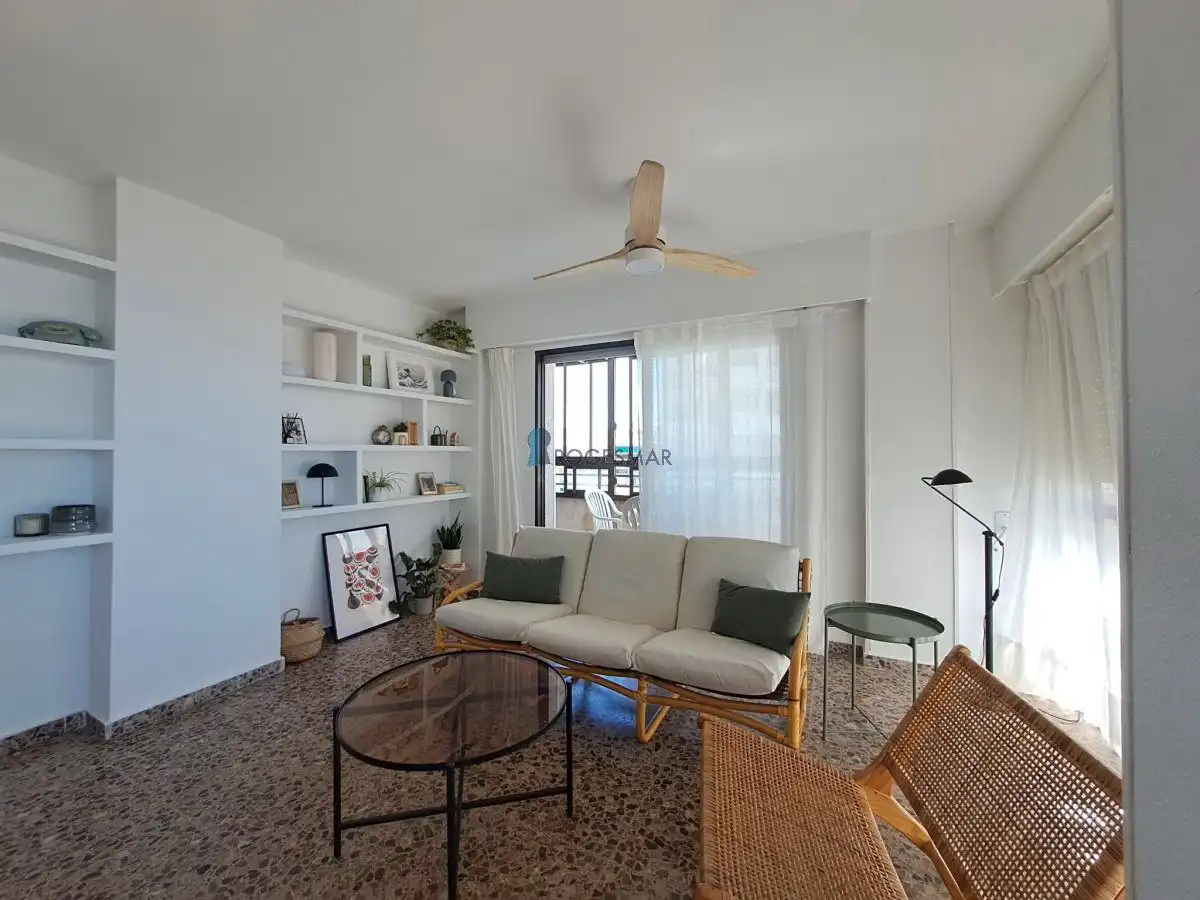 Sala de estar de Apartamento de alquiler en Benicasim / Benicàssim con Amueblado y Piscina comunitaria