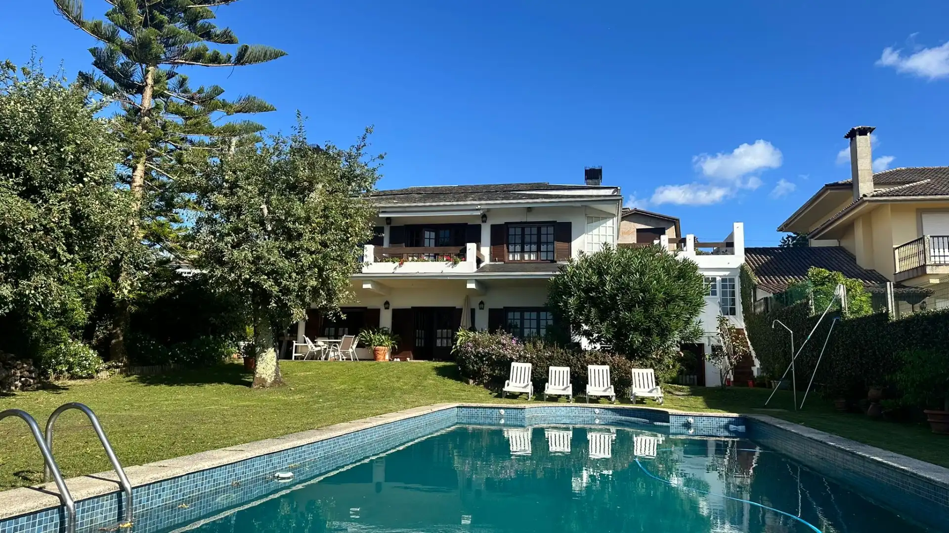 Piscina de Casa o chalet en venta en Vigo  con Calefacción, Jardín privado y Parquet