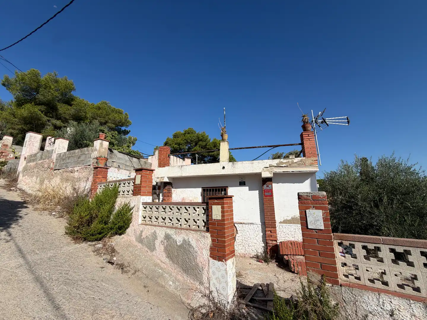 Vista exterior de Finca rústica en venda en Vilanova i la Geltrú amb Jardí privat, Terrassa i Piscina