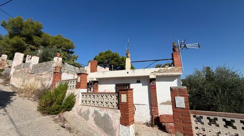 Casa con terreno, vistas abiertas y gran atractivo en Vilanova i la Geltrú