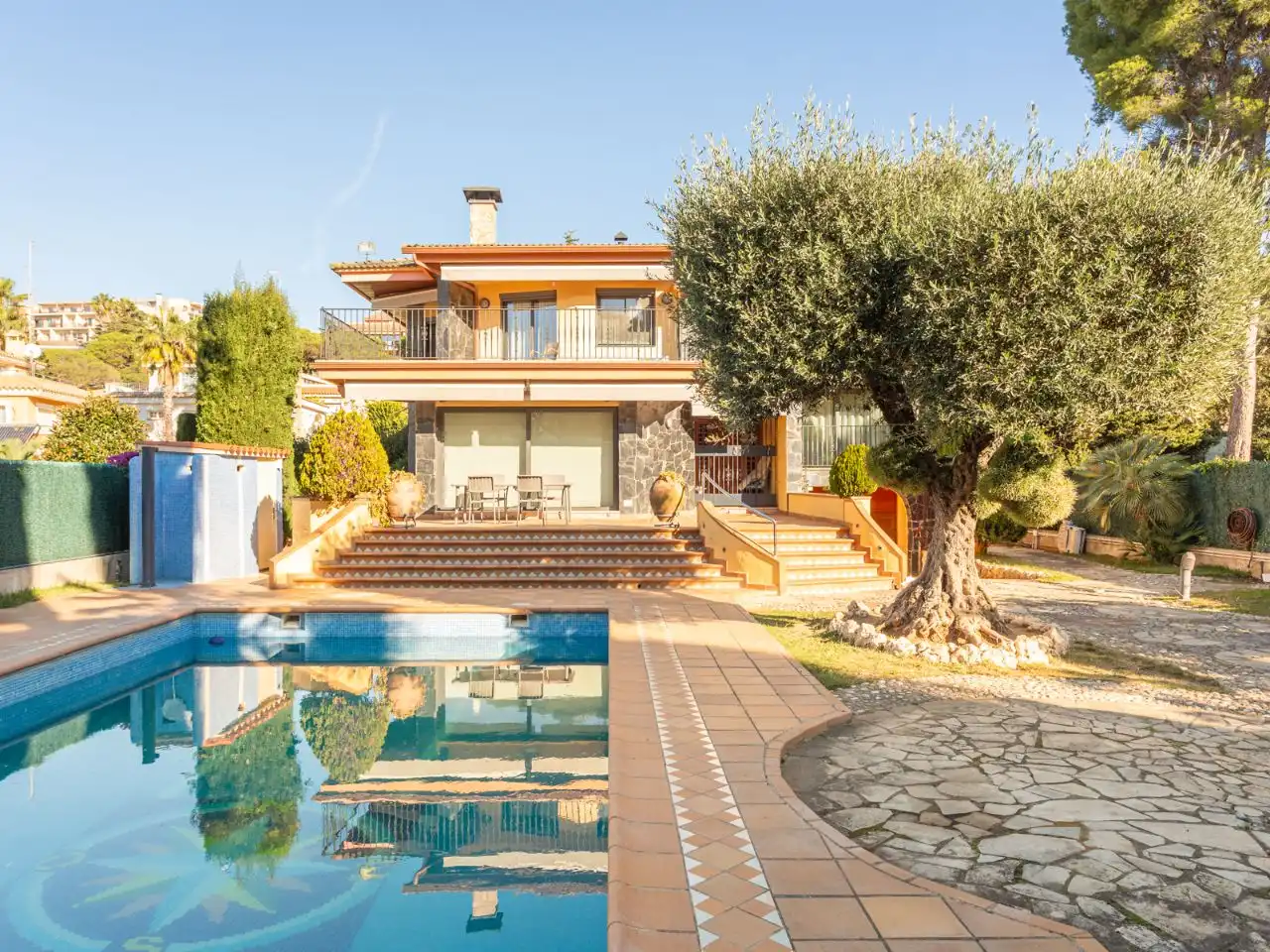 Casa amb piscina en venda a Plaça Sisquella Alfredo 3, imagen 3