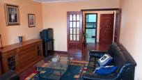 Sala d'estar de Pis en venda en Moraña amb Calefacció, Parquet i Moblat