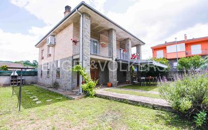 Vista exterior de Casa o xalet en venda en Olot amb Aire condicionat, Calefacció i Jardí privat