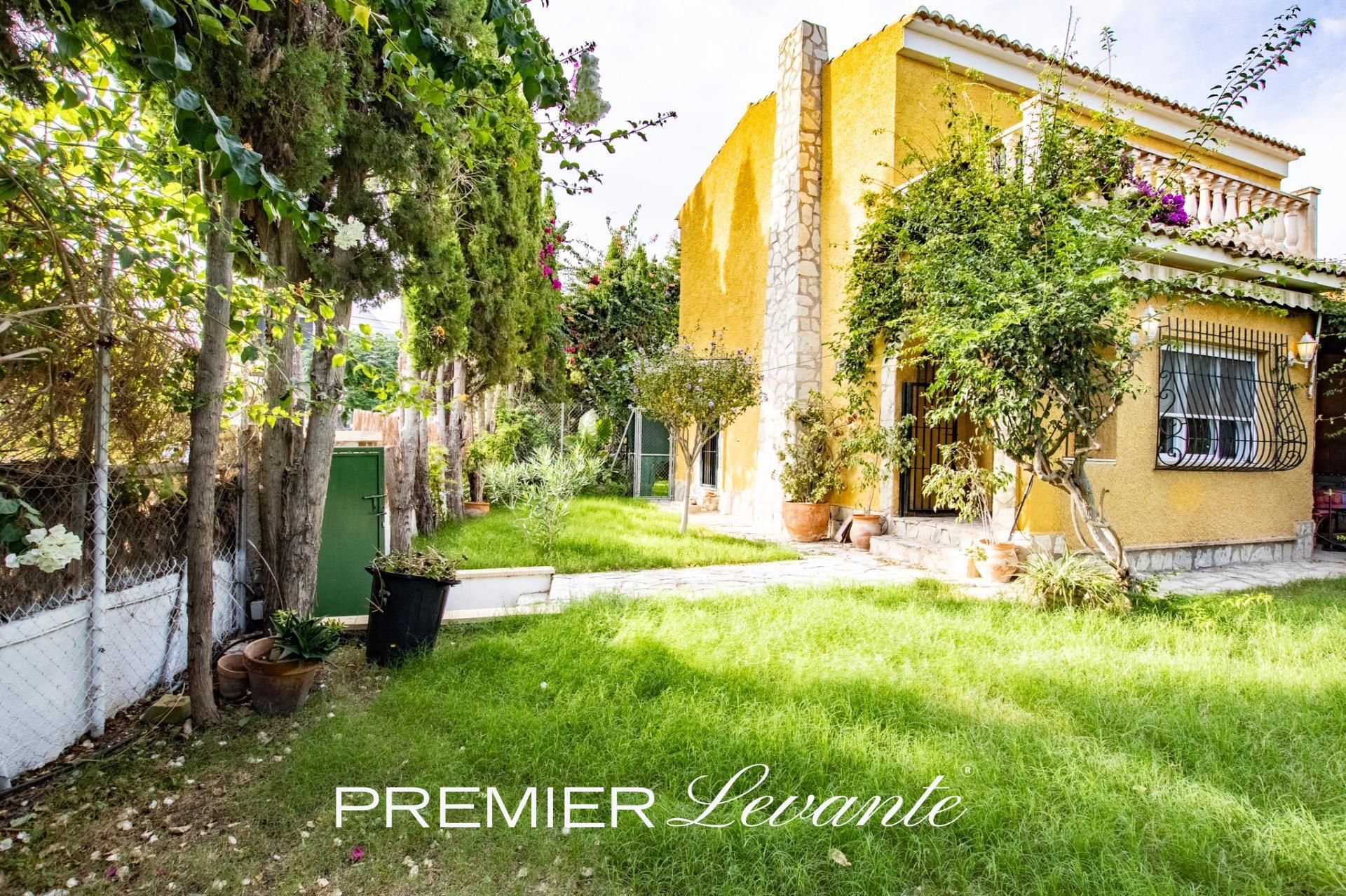 Vista exterior de Casa o xalet de lloguer en El Campello amb Jardí privat, Terrassa i Balcó