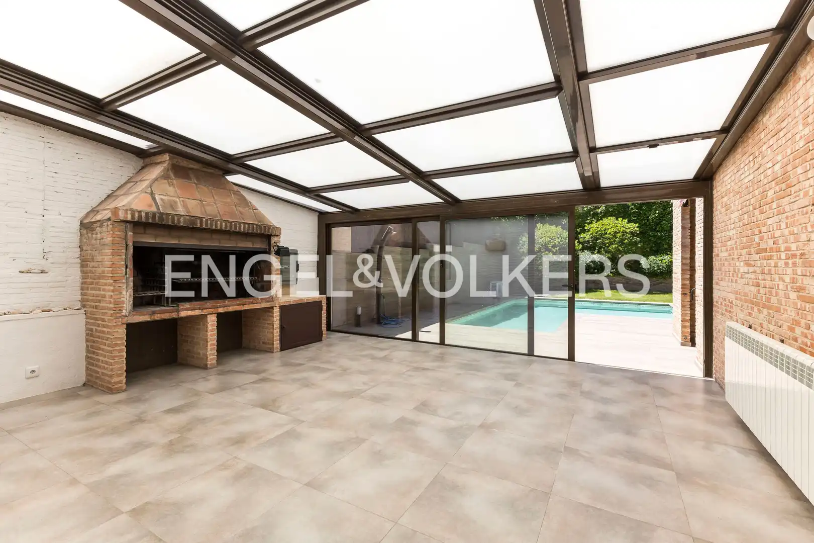 Terrasse von Einfamilien-Reihenhaus zum Verkauf in Villanueva del Pardillo mit Klimaanlage, Heizung und Privatgarten