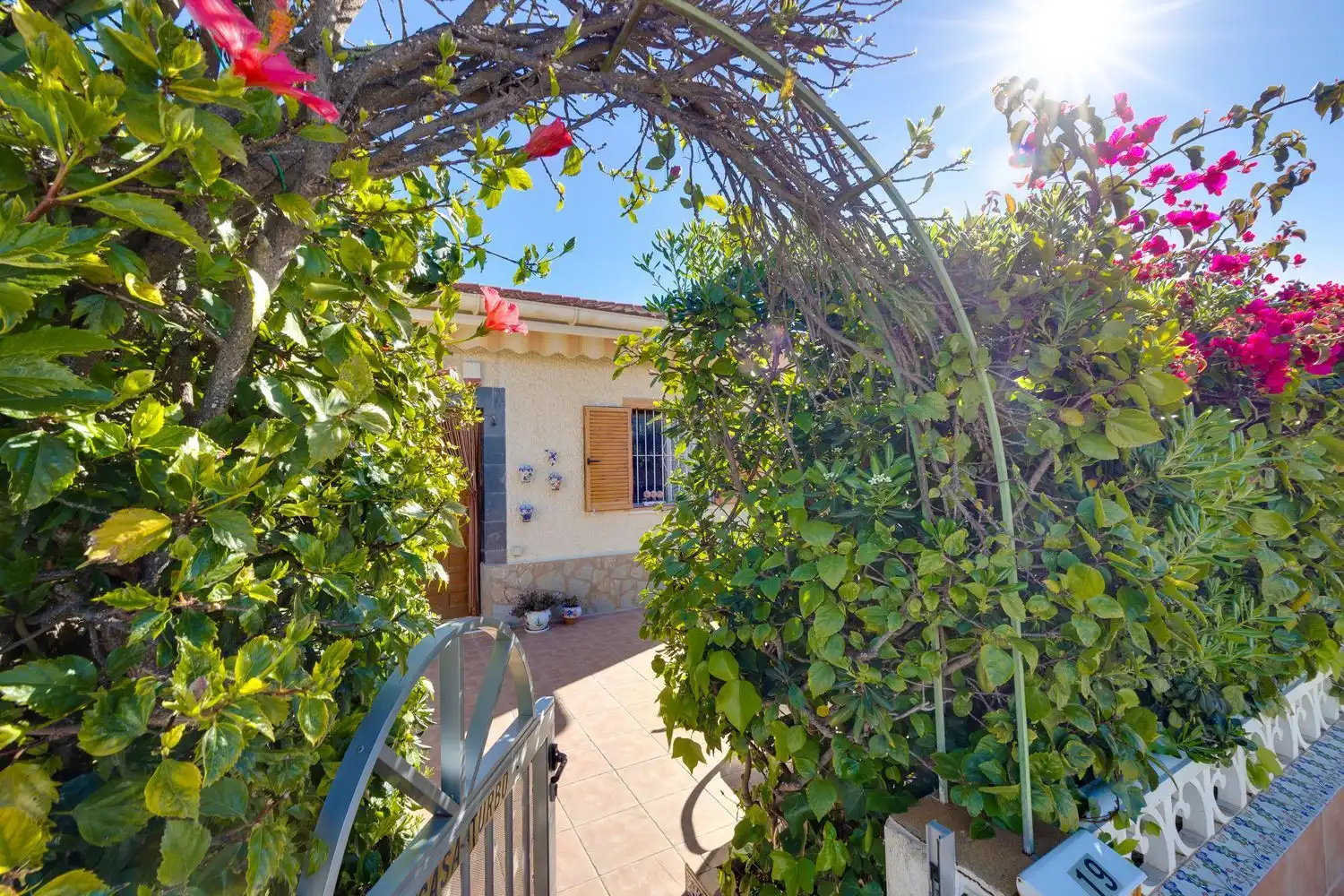 Vista exterior de Casa adosada en venta en Torrevieja con Aire acondicionado, Calefacción y Jardín privado