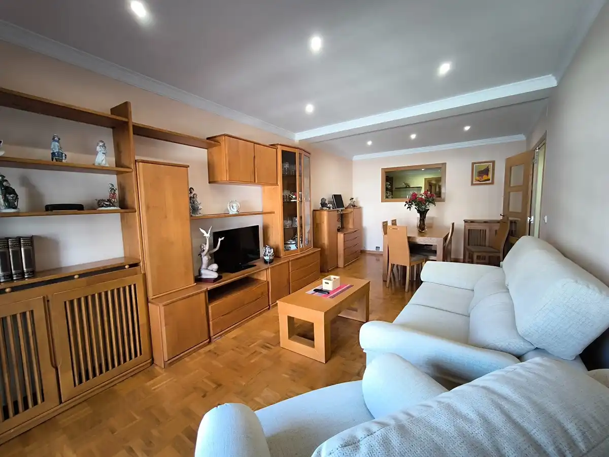 Sala de estar de Piso en venta en Vilagarcía de Arousa con Calefacción, Parquet y Amueblado
