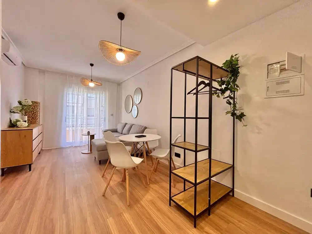 Sala d'estar de Apartament en venda en Torrevieja amb Aire condicionat, Parquet i Moblat