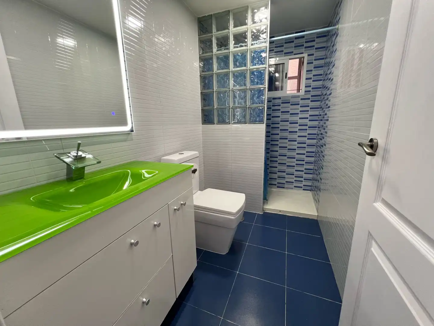 Bathroom of Flat for sale in Móstoles  with Air Conditioner, Heating and Parquet flooring
