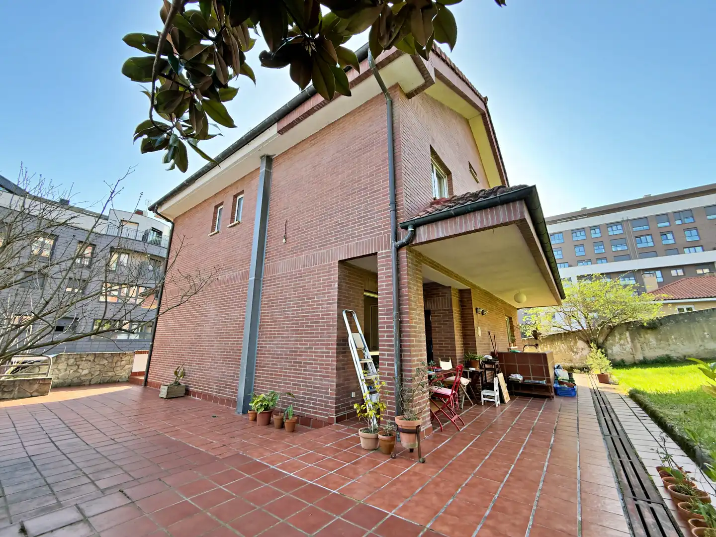 Vista exterior de Casa o xalet en venda en Oviedo  amb Calefacció, Jardí privat i Parquet