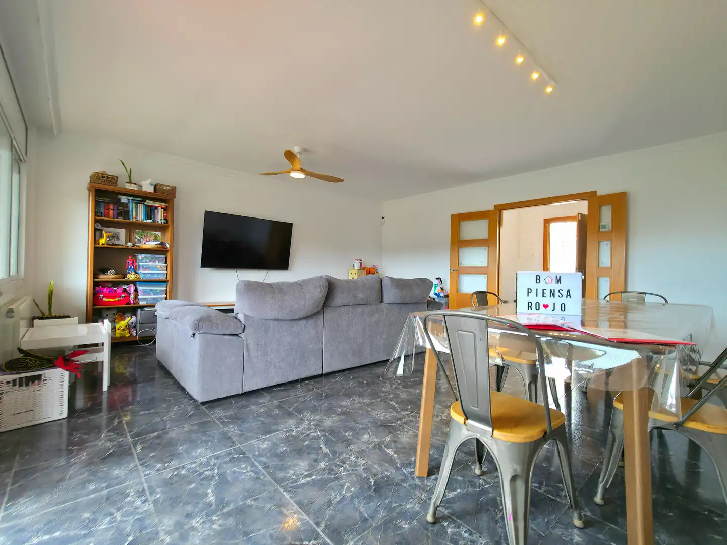 Sala d'estar de Casa o xalet en venda en Sant Andreu de la Barca amb Aire condicionat, Calefacció i Jardí privat