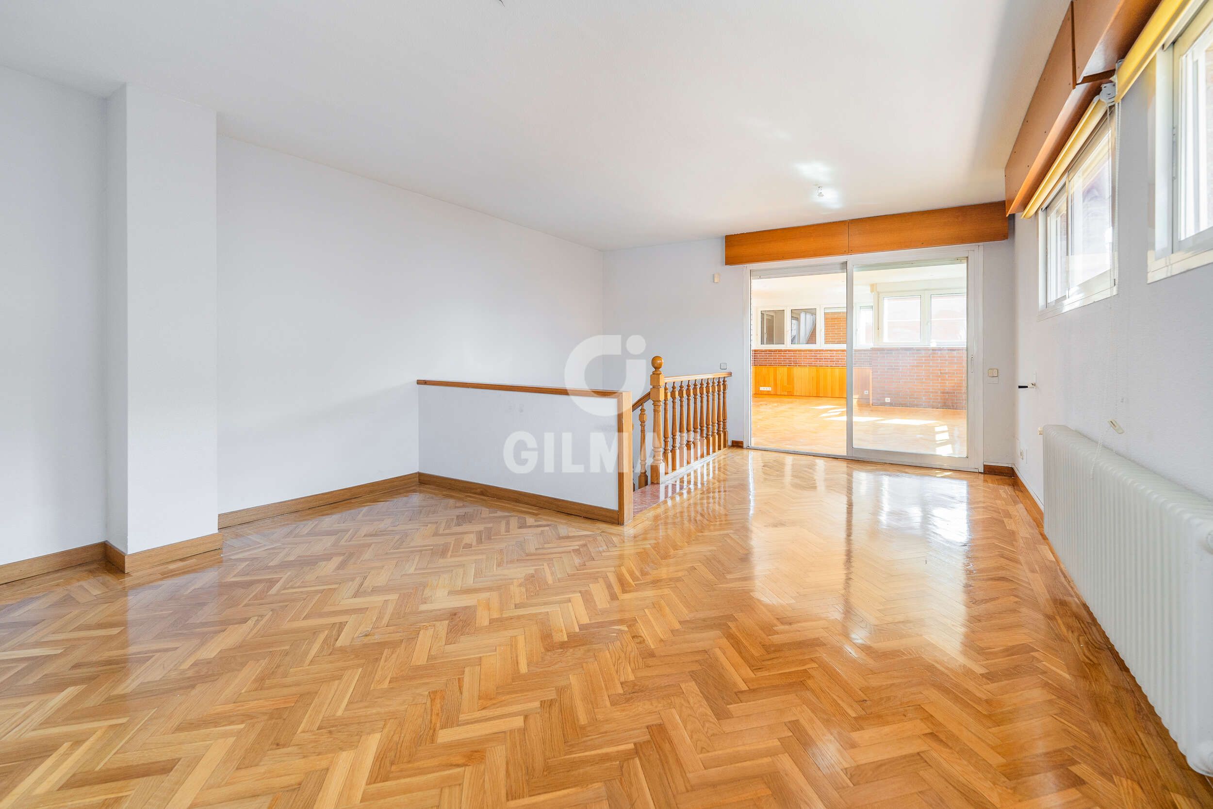 Sala d'estar de Casa adosada en venda en  Madrid Capital amb Calefacció, Jardí privat i Piscina