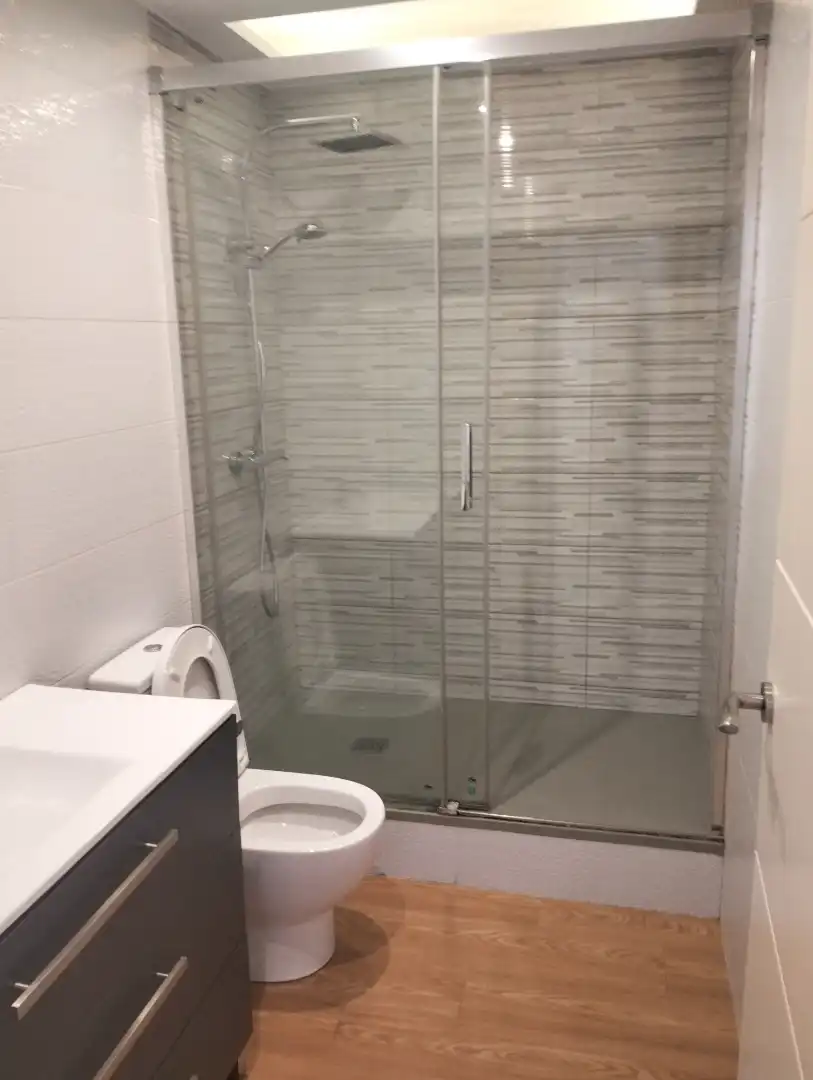 Badezimmer von Wohnung zur Miete in Badalona mit Klimaanlage, Parkett und Ofen