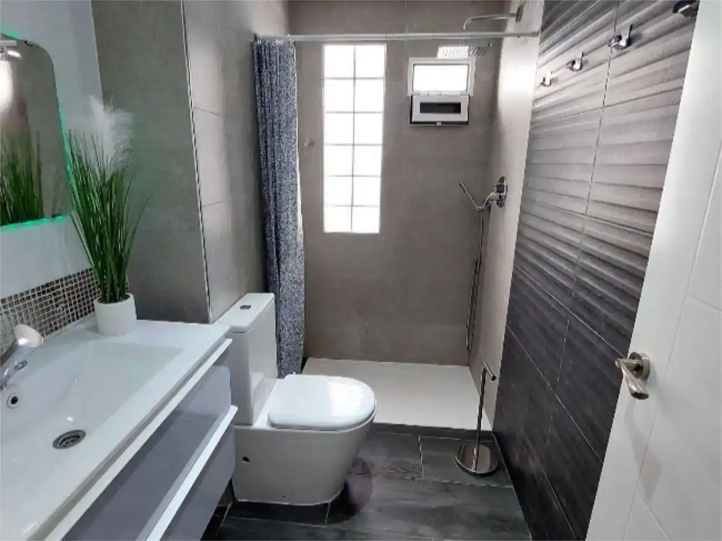 Bathroom of Flat for share in Elda  with Air Conditioner, Parquet flooring and Furnished