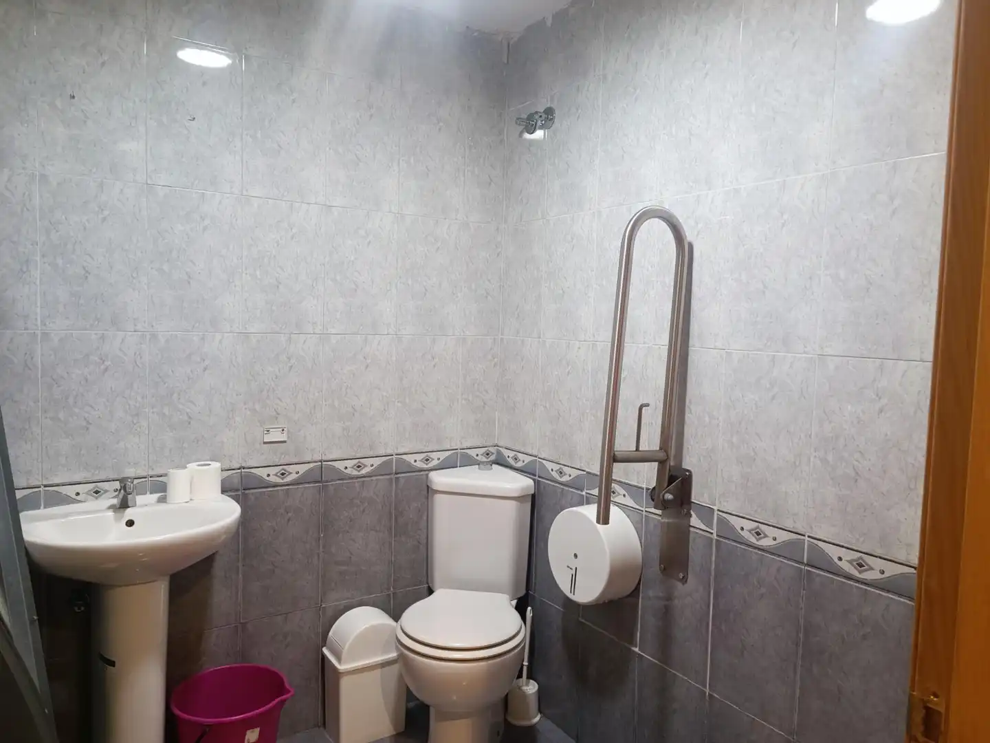 Badezimmer von Geschaftsraum zum Verkauf in Rivas-Vaciamadrid mit Möbliert