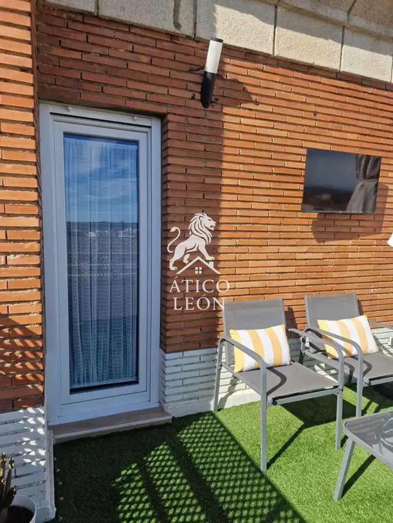 Terrassa de Àtic en venda en León Capital  amb Calefacció, Parquet i Terrassa