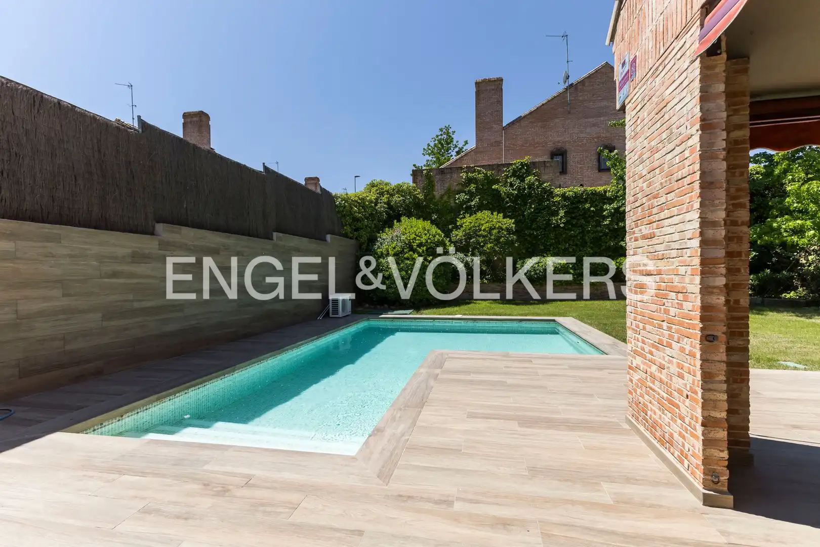 Schwimmbecken von Einfamilien-Reihenhaus zum Verkauf in Villanueva del Pardillo mit Klimaanlage, Heizung und Privatgarten