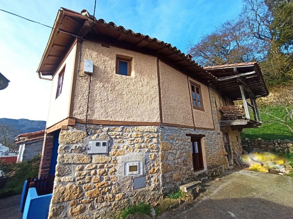 Vista exterior de Casa o xalet en venda en Piloña amb Calefacció, Terrassa i Traster