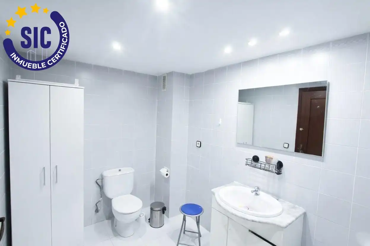 Baño de Piso en venta en Paterna con Terraza y Balcón