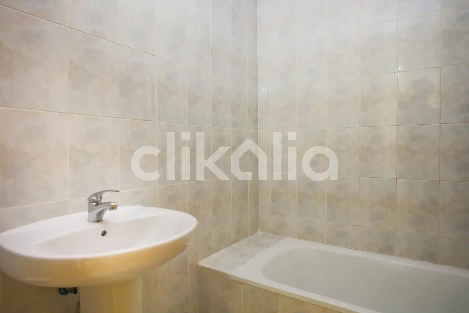Baño de Piso en venta en Madrid con Calefacción, Trastero y Piscina