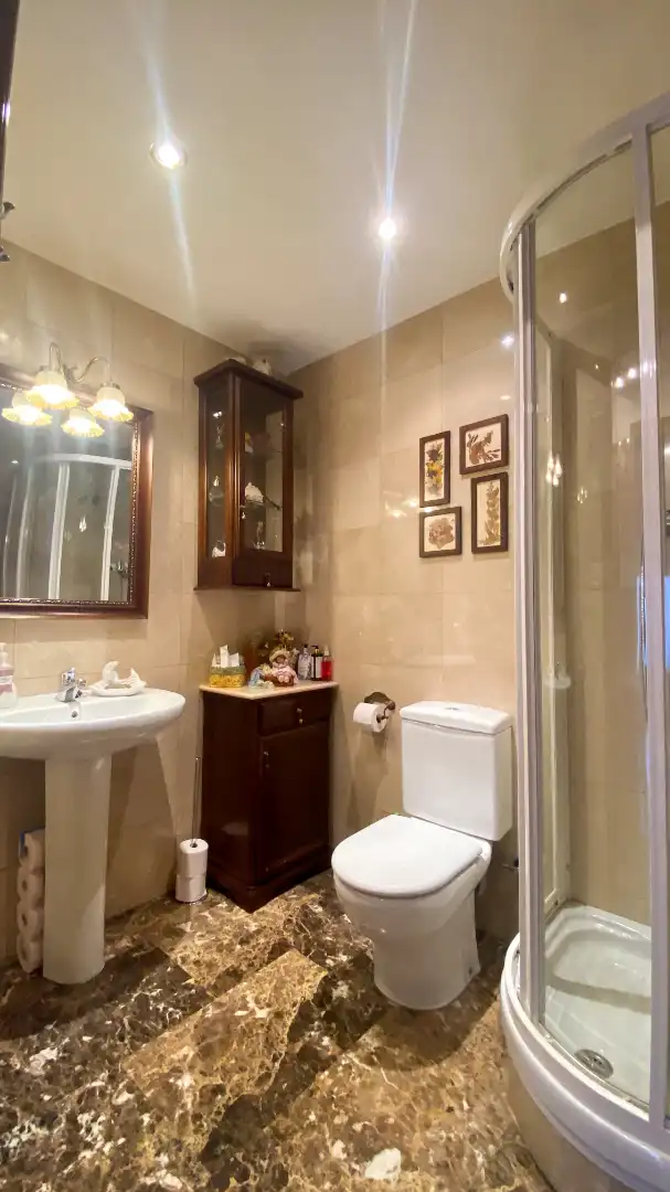 Baño de Casa adosada en venta en Cerdanyola del Vallès con Aire acondicionado, Calefacción y Jardín privado