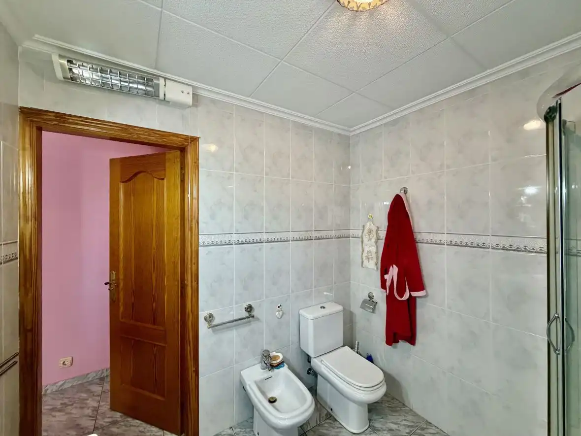 Badezimmer von Haus oder Chalet zum Verkauf in Elche / Elx mit Klimaanlage, Terrasse und Schwimmbad