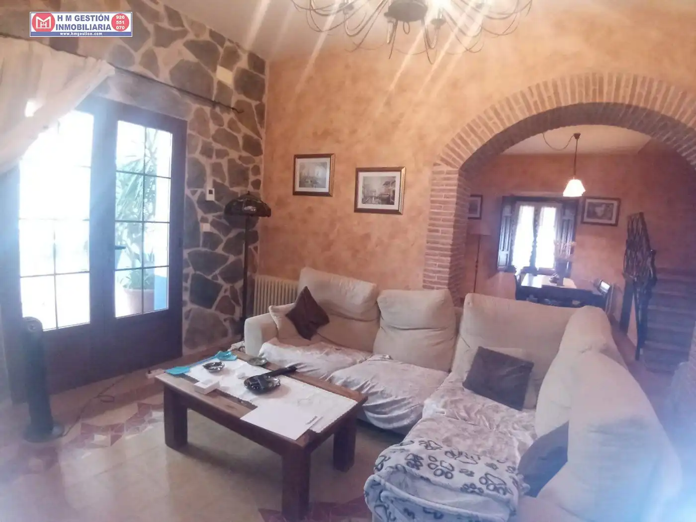 Sala d'estar de Casa o xalet en venda en Arenales de San Gregorio amb Jardí privat, Terrassa i Moblat