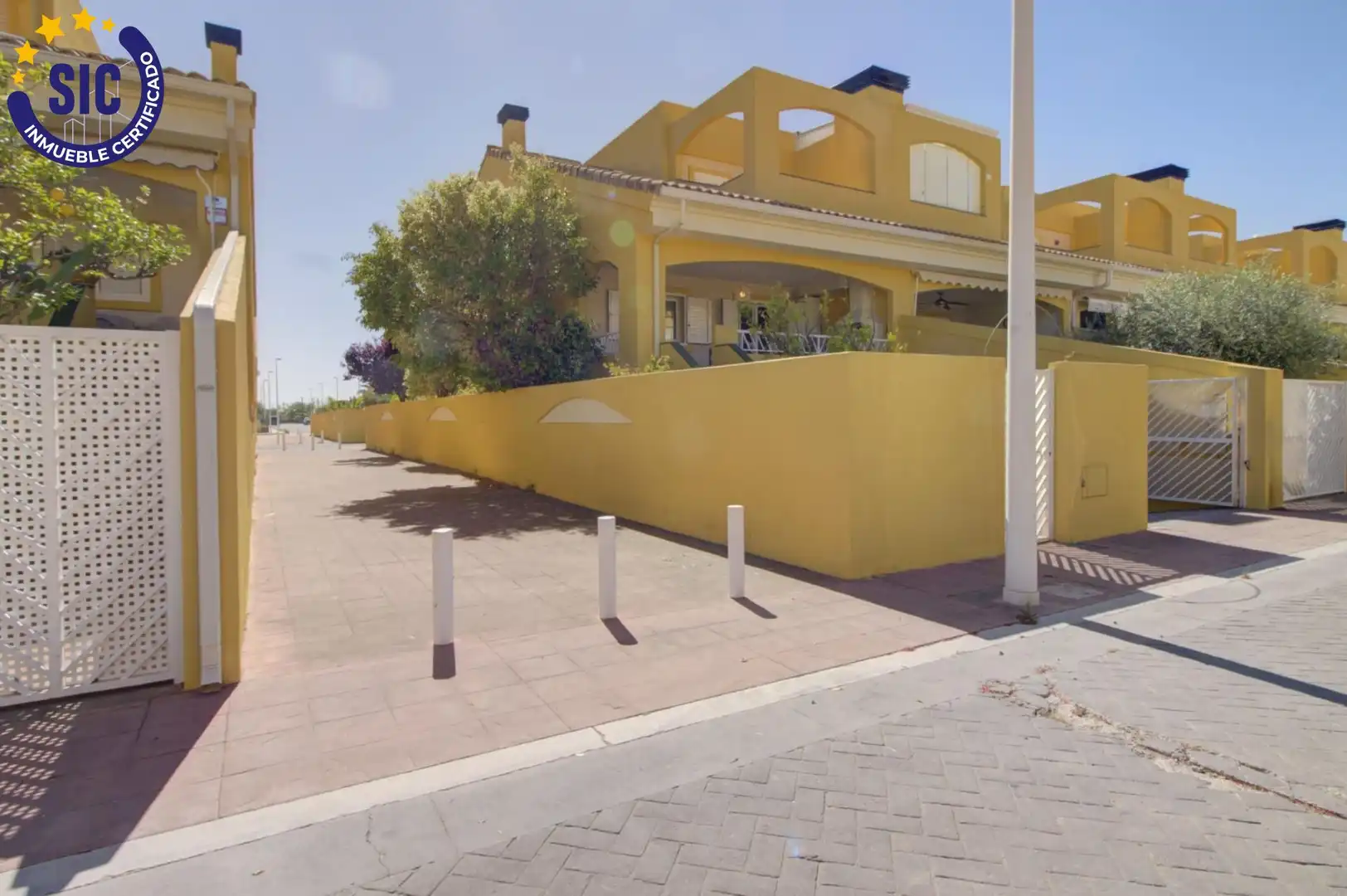 Vista exterior de Casa adosada en venda en Sagunto / Sagunt amb Aire condicionat, Calefacció i Jardí privat
