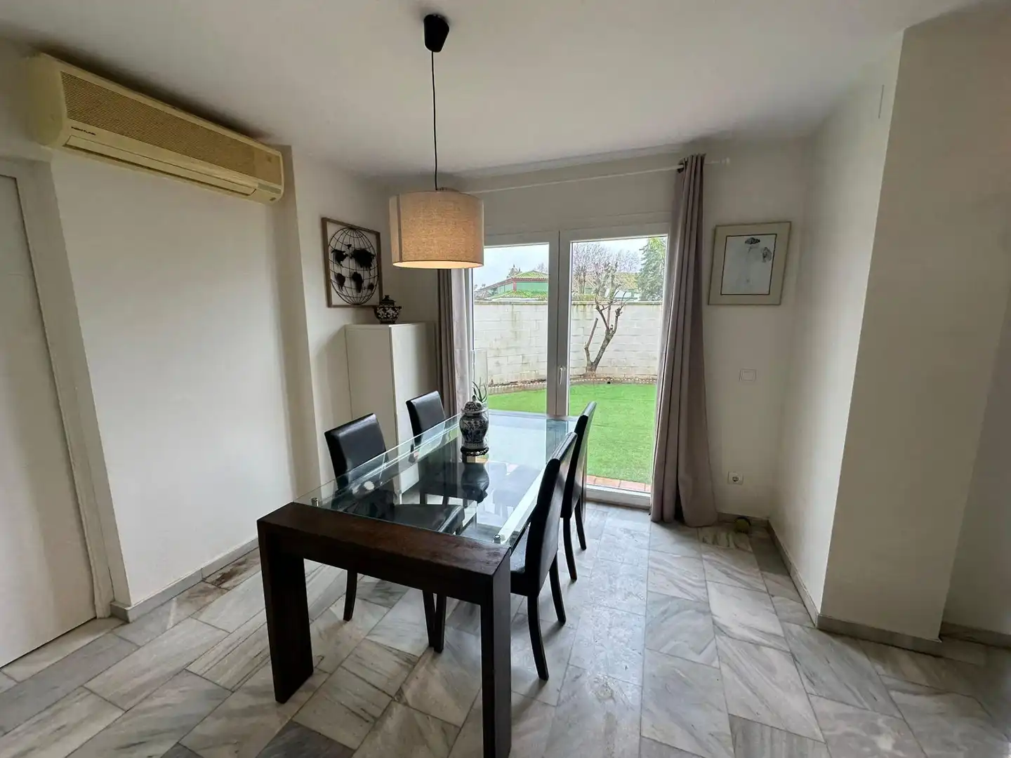 Esszimmer von Einfamilien-Reihenhaus zum Verkauf in Los Barrios mit Klimaanlage, Heizung und Privatgarten
