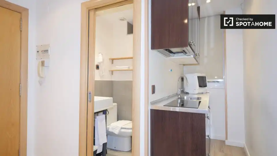 Bathroom of Flat for rent in Barcelona  with Air Conditioner, Heating and Furnished
