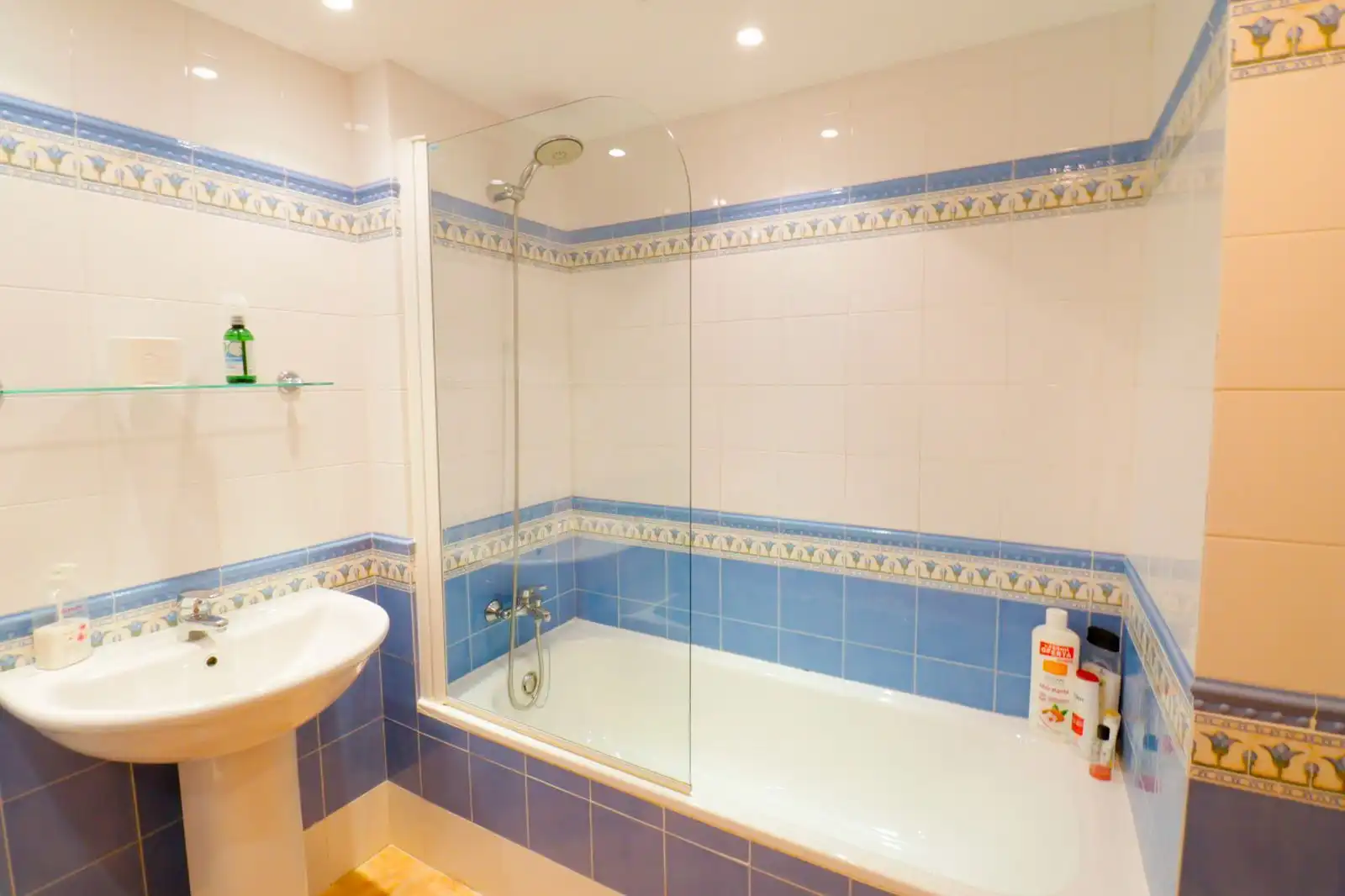 Bany de Apartament en venda en Estepona amb Aire condicionat, Terrassa i Traster
