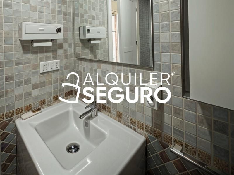 Baño de Piso de alquiler en  Sevilla Capital con Piscina y Amueblado