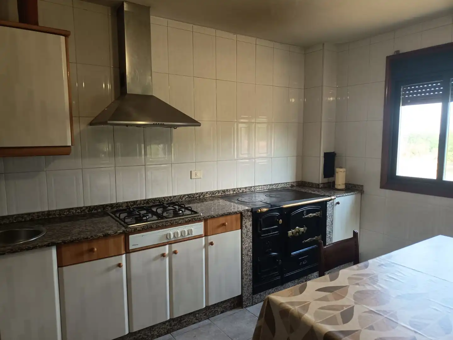 Cuina de Casa o xalet en venda en Sober amb Jardí privat, Terrassa i Moblat