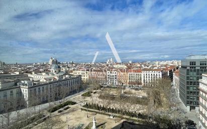 Vista exterior de Pis en venda en  Madrid Capital amb Calefacció i Parquet