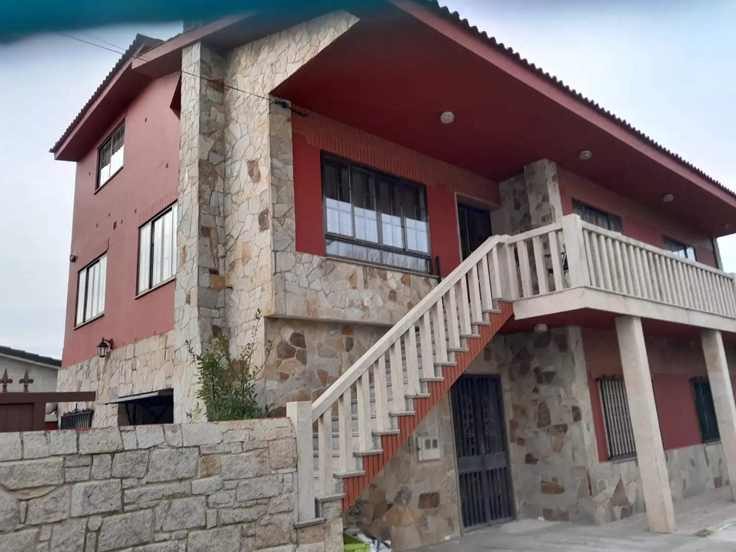 Vista exterior de Casa o xalet en venda en Ribeira amb Calefacció, Jardí privat i Parquet