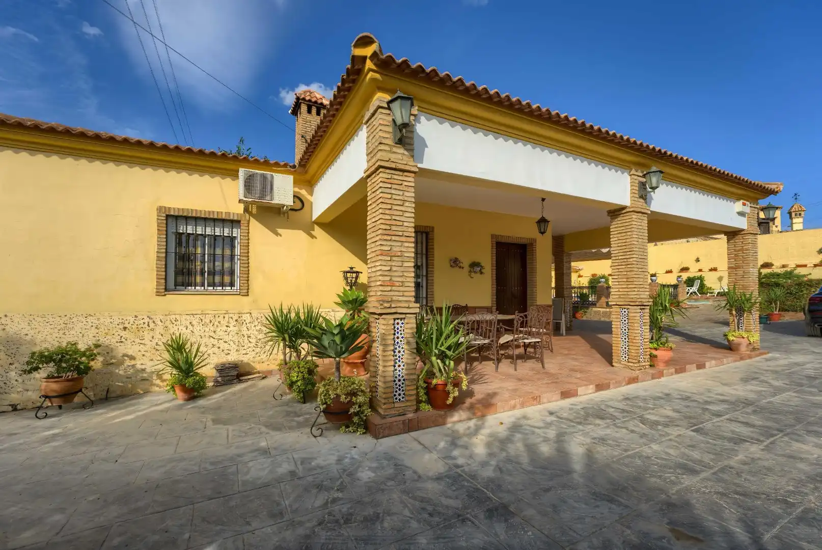 Vista exterior de Casa o chalet en venta en Sanlúcar la Mayor con Aire acondicionado, Calefacción y Jardín privado