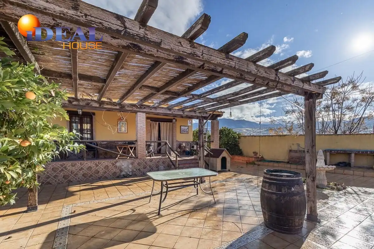 Chalet con jardín en venta en La Zubia Ciudad