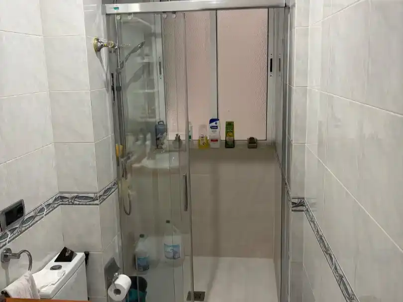 Bany de Pis en venda en L'Hospitalet de Llobregat amb Aire condicionat i Balcó