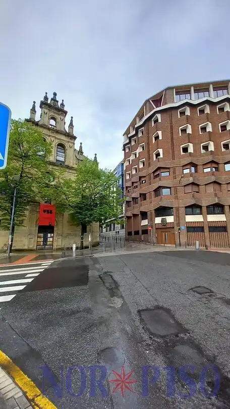 Außenansicht von Wohnung zum Verkauf in Bilbao  mit Heizung und Balkon
