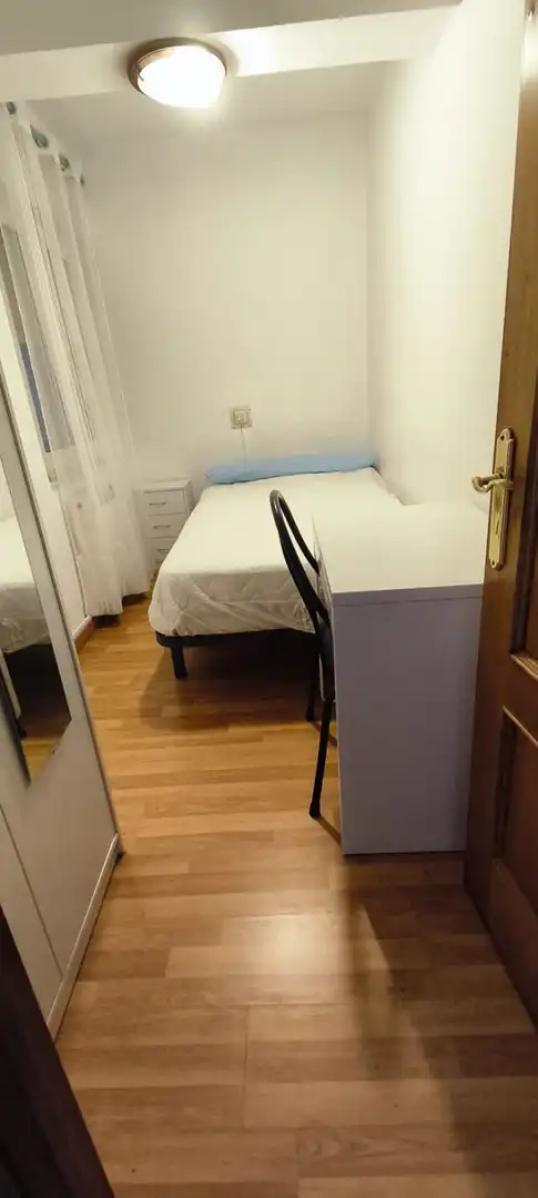 Habitación de Piso en venta en Oviedo  con Calefacción, Trastero y Amueblado