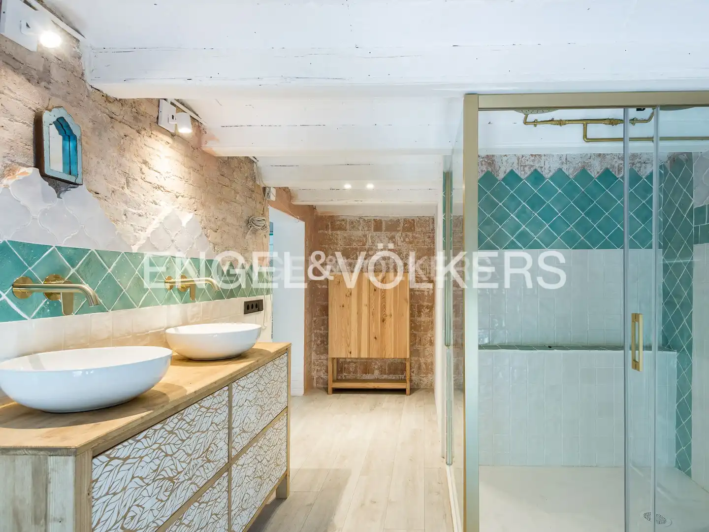 Badezimmer von Wohnungen zum Verkauf in Barcelona mit Klimaanlage, Heizung und Möbliert