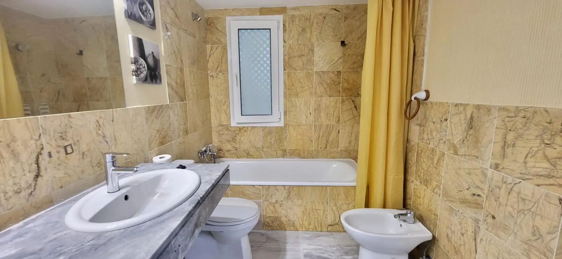 Bany de Apartament de lloguer en Marbella amb Jardí privat, Terrassa i Moblat