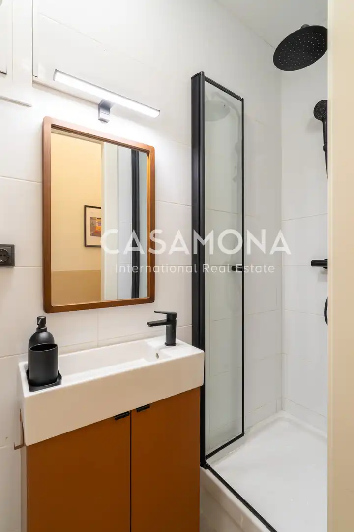 Bathroom of Apartments for rent in Sant Martí