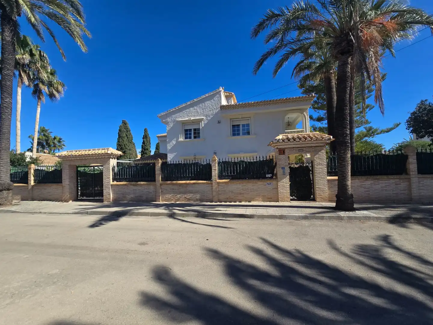 Vista exterior de Casa o xalet en venda en Orihuela amb Aire condicionat, Calefacció i Jardí privat