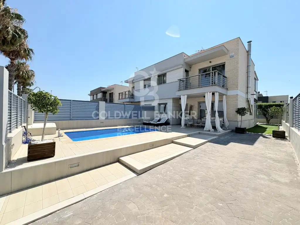Vista exterior de Casa adosada en venda en Burriana / Borriana amb Jardí privat, Terrassa i Piscina