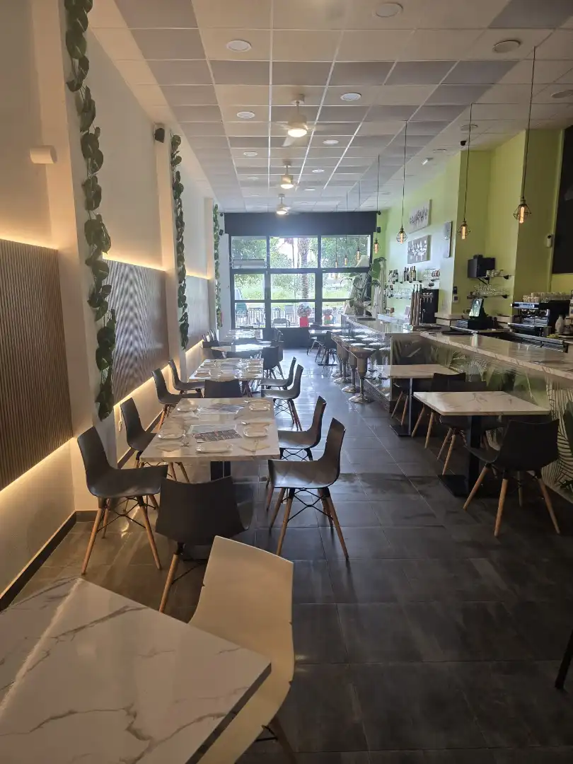 Business premises for transfer in Avenida Herminio Almendros 68, imagen 5