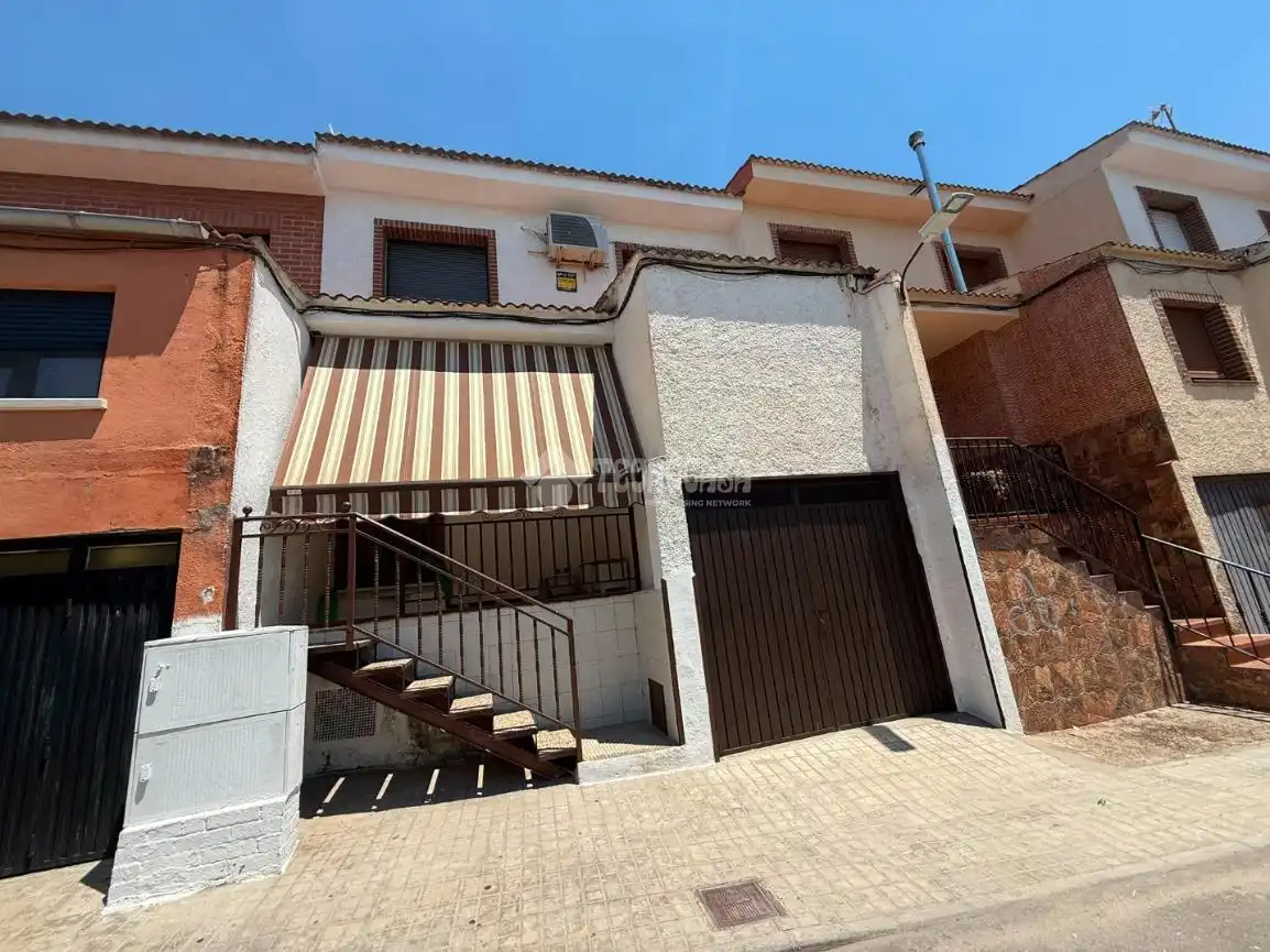 Vista exterior de Casa adosada en venda en Almorox amb Aire condicionat, Calefacció i Terrassa